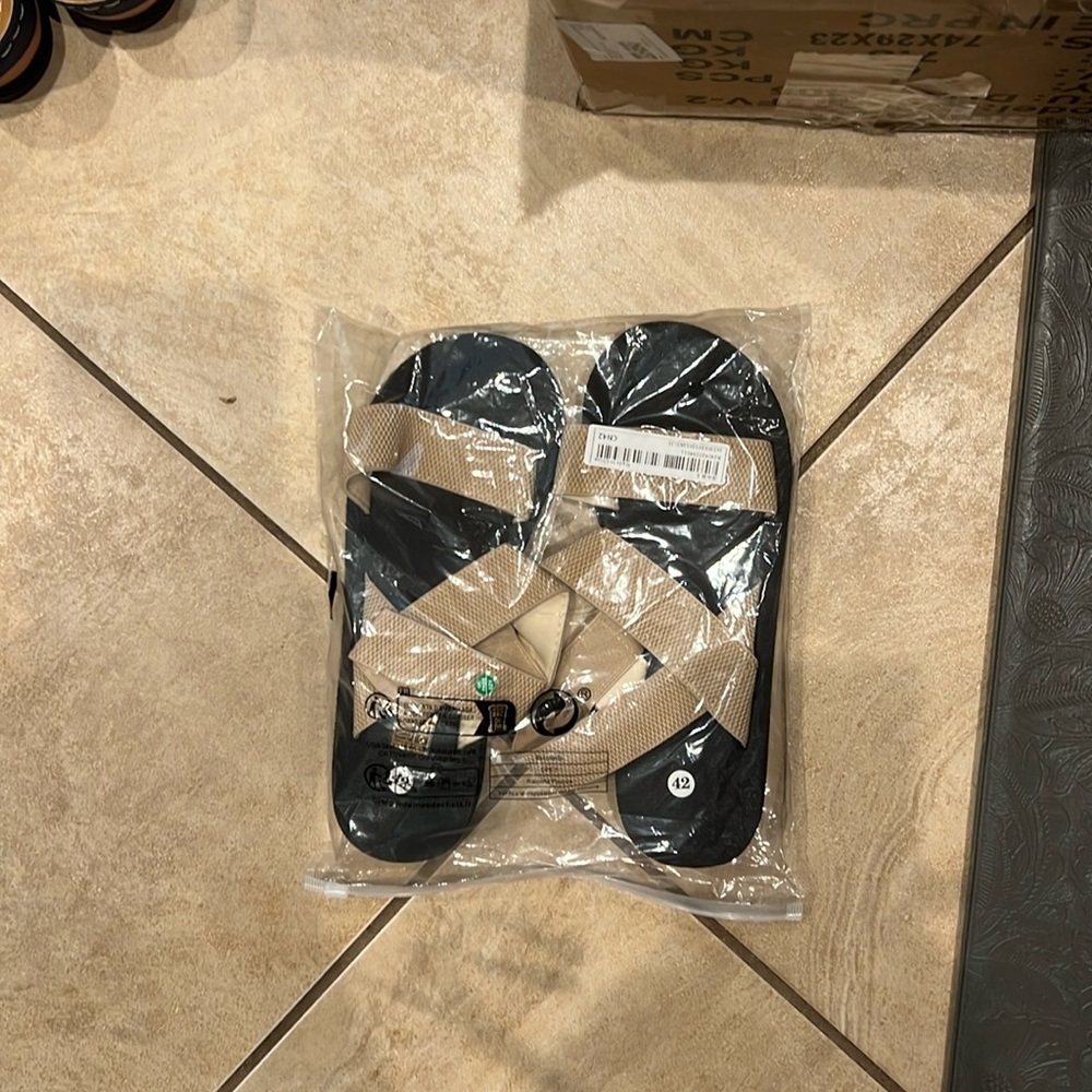 Elastic beige upper, flip flop bottom, said sizee more like a small 9.5-9.